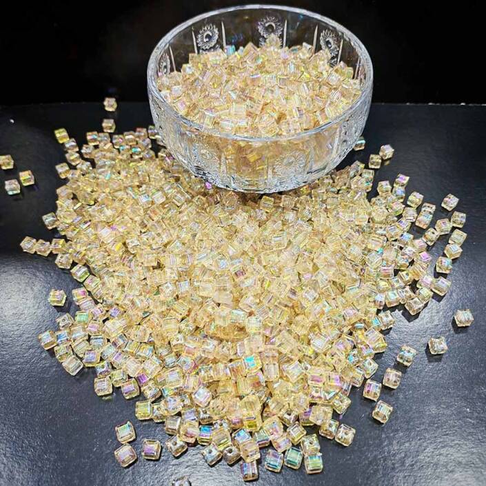 Janjanlı Kare Boncuk 8x8 Mm ( 500 Gram ) Krem - 1